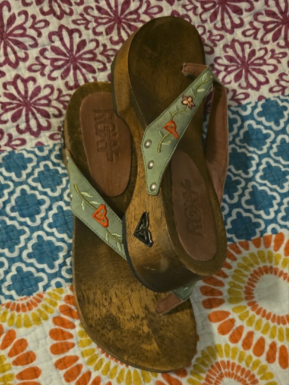 Roxy Olive Green Embroidered Floral Wedge Sandals - Picture 4 of 4